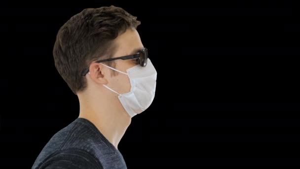 Blinde man loopt in medisch masker en donkere bril, Alpha Channel — Stockvideo