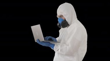 Alpha Channel dizüstü bilgisayar kullanarak beyaz koruyucu üniformalı bir doktor.