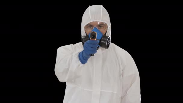 보호 복을 입고 카메라에 지시하는 디지탈 적외선 온도계를 들고 있는 남자 의사 알파 채널 — 비디오