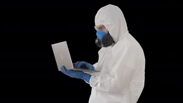Medische arts in wit beschermend uniform met laptop, Alpha Channel — Stockvideo