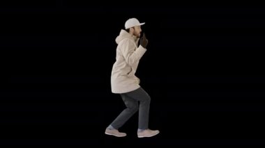 Hip-hop şarkıcısı Rap söylüyor, yürüyor ve jestler yapıyor, Alpha Channel