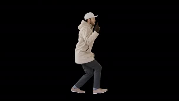 Homem de hip-hop cantando rap, caminhando e fazendo gestos, Alpha Channel — Vídeo de Stock