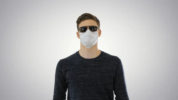 Hombre ciego en máscara facial y en gafas oscuras con caminar sobre fondo degradado . —  Fotos de Stock