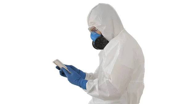 医師で保護衣装でデジタルタブレット,白い背景にコヴィト-19コンセプト. — ストック写真