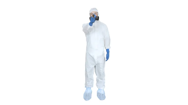 Médico en traje protector comprobando su temperatura sobre fondo blanco . —  Fotos de Stock