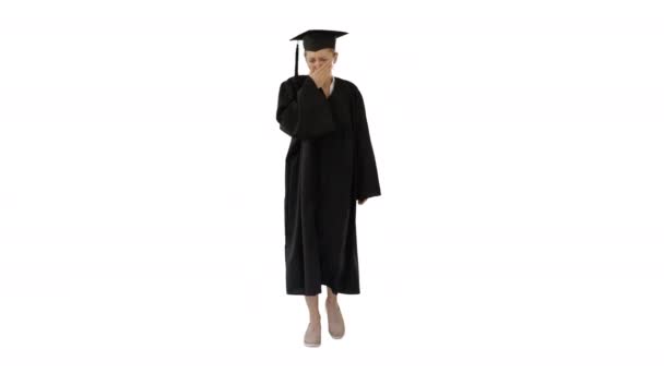 Jeune femme diplômée malade et toussant tout en marchant sur fond blanc . — Video