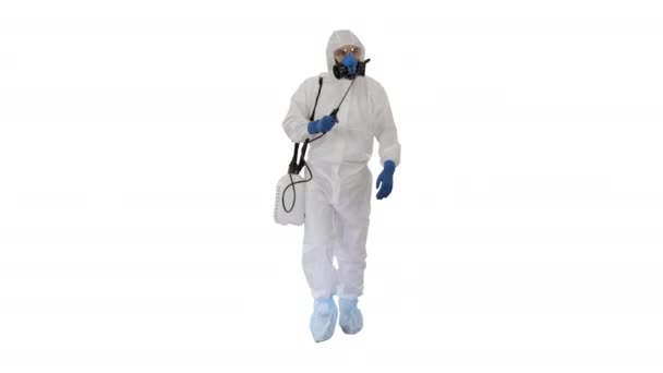 Virologista em uniforme de proteção andando e desinfetando a área sobre fundo branco . — Vídeo de Stock