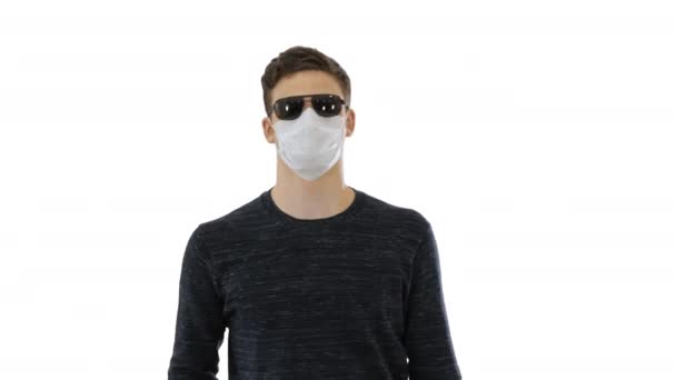 Ślepy mężczyzna w masce i ciemnych okularach z chodzeniem po białym tle. — Wideo stockowe