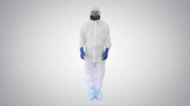 Tehlikeli giysi giymiş bir doktor ya da bilim adamı yan taraftaki hayali nesneleri gösteren bir şey sunuyor..