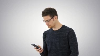 Gözlüklü bir adam öksürük yüzünden acı çekiyor ve telefonunu arka planda kullanıyor..