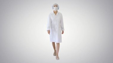 Yürüyen kadın doktor, arka planda cerrahi maske takıyor..