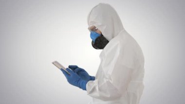 Dijital Tablet ile Koruyucu Kostümde Tıbbi Doktor, Covid-19 Gradyan arkaplan kavramı.