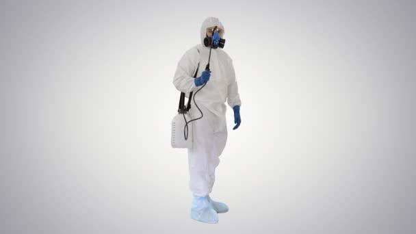 Disinfezione per virus uccidendo lavoratore in tuta Hazmat e maschera di protezione del viso spruzzatura utilizzando agenti chimici per smettere di diffondere infezioni da virus su sfondo gradiente . — Video Stock