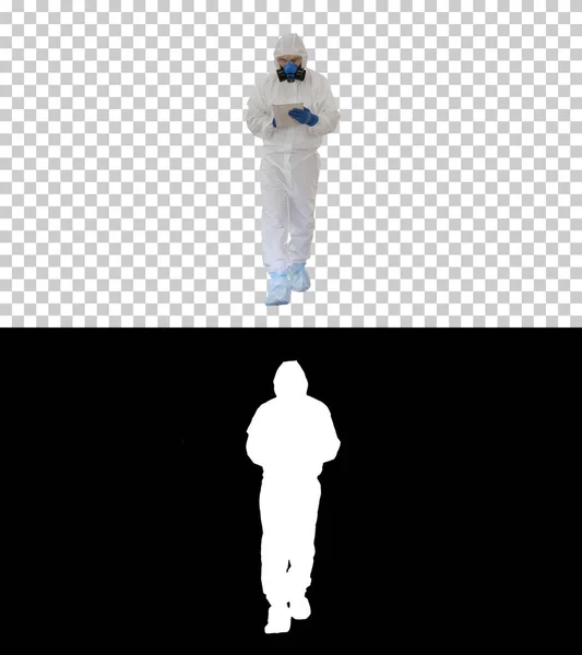 歩行中のデジタルタブレットを使用したハズマットスーツとマスクの疫学者, Alpha Channel — ストック写真