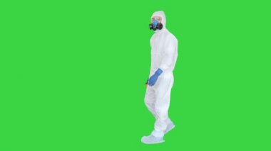 Koruyucu kıyafetli doktor yeşil ekranda ateşini ölçüyor, Chroma Key.
