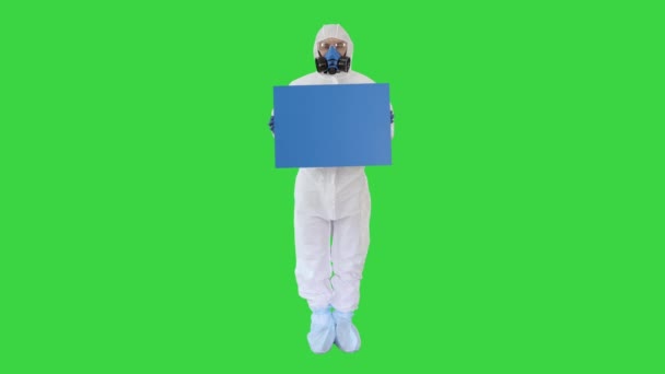 Lab wetenschapper in veiligheidspak holding board op een groen scherm, Chroma Key. — Stockvideo