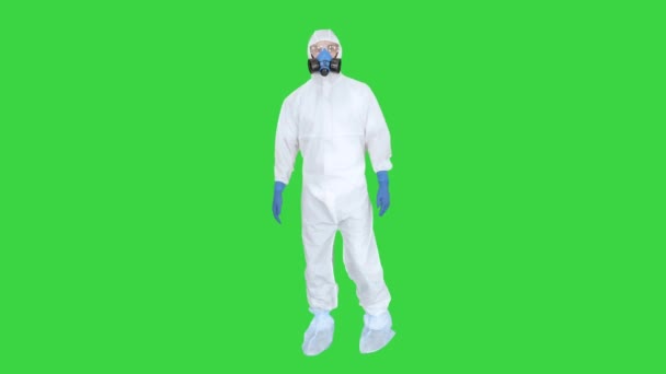 Viroloog Man in Beschermend Kostuum het controleren van de situatie op een groen scherm, Chroma Key. — Stockvideo