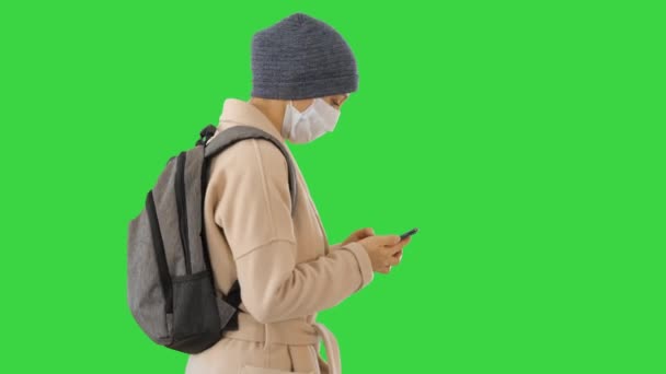 Donna che indossa maschera medica a piedi su uno schermo verde, Chroma Key . — Video Stock