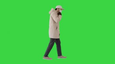 Kışlık beyaz bir adam yeşil ekranda tıbbi maske takıyor, Chroma Key.