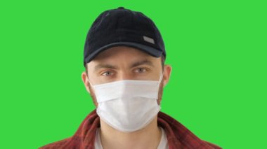 Beyaz adam koruma maskesi takıyor Yeşil Ekran 'da 