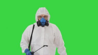 Antiviral sıvı tankla yürüyen dezenfektan yeşil ekran, kroma anahtarına bakıyor..