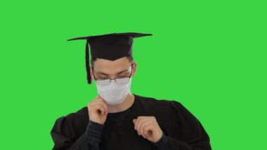Gecelik ve yüz maskesi takmış bir öğrenci Yeşil Ekran, Kroma Anahtarı 'na takılıyor..