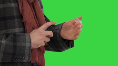 Yeşil ekranda el dezenfektanı kullanan bir adam, Chroma Key.