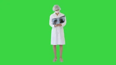 Maskeli Kadın Yeşil Ekran 'da akciğer röntgenine bakıyor, Chroma Key.