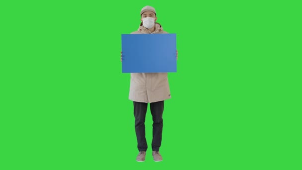 Uomo casual con cartellone spazio copia indossando maschera protettiva su uno schermo verde, Chroma Key . — Video Stock