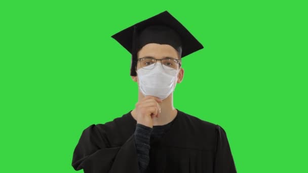 Étudiant diplômé dans un masque médical marchant sur un écran vert, Chroma Key . — Video