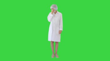 Yeşil Ekran 'da Başkalarının Enfeksiyonunu Önlemek İçin Maskeli Kadın Doktor Öksürüyor, Krom Anahtar.