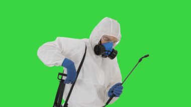 Virüs Öldüren İşçi İçin Dezenfeksiyon Tehlikeli Madde Giysisi ve Yüz Koruma Maskesiyle Kimyasal Ajanları kullanarak Yeşil Ekran 'a Virüs Enfeksiyonları Yayılmasını engellemek için Krom Anahtar.