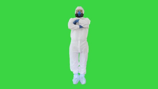 Doktor v ochranných oblecích se založenýma rukama na zelené obrazovce, Chroma Key. — Stock video