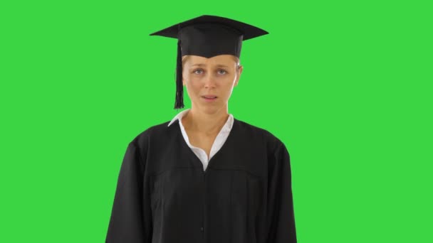 Studente laureato bionda in piedi e tosse su uno schermo verde, Chroma Key . — Video Stock