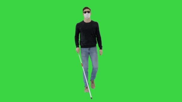 Hombre ciego en máscara facial y en gafas oscuras con caminar sobre una pantalla verde, Chroma Key . — Vídeo de stock