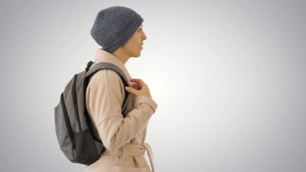 Frau mit Rucksack in Outdoor-Kleidung geht und hustet auf Steigungsuntergrund. — Stockvideo