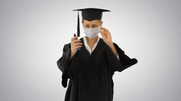 Yüksek lisans öğrencisi dezenfektan kullanarak ellerini temizliyor.. — Stok video
