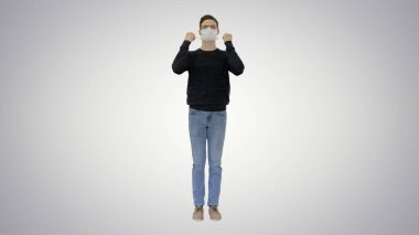 Neşeli mutlu adam koruyucu maskesini çıkarıyor. Koronavirüs salgını arka planda sona erdi..