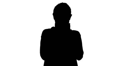 Siluet Kadın Coronavirus covid 19 için yüz koruması takıyor..