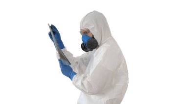 Solunum cihazındaki epidemiyoloji uzmanı hastaları beyaz arka planda Covid-19 radyografisinde zatürree olarak inceleyecek..