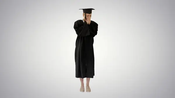 Blondynka absolwentka studiów stojących i kaszel na tle gradientu. — Zdjęcie stockowe