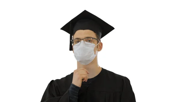 Absolwent w masce medycznej spacerujący po białym tle. — Zdjęcie stockowe