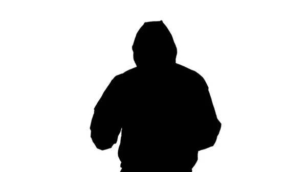 Силуэт Эпидемиолог в защитном костюме и респираторной маске с помощью цифрового планшета во время ходьбы . — стоковое фото