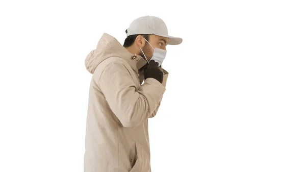 Hombre caucásico vestido de invierno que se pone máscara médica sobre fondo blanco . —  Fotos de Stock