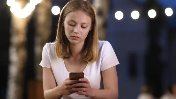 Denerwujące wieści. nastolatka dziewczyna wiadomości z jej telefon w kawiarni w — Zdjęcie stockowe
