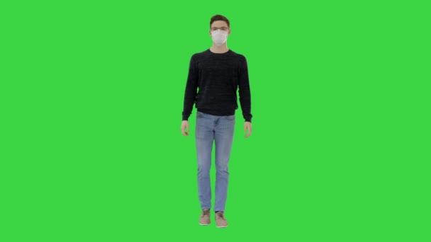 Fröhlicher glücklicher Mann nimmt seine Schutzmaske ab Die Coronavirus-Pandemie ist vorbei auf einem Green Screen, Chroma Key. — Stockvideo