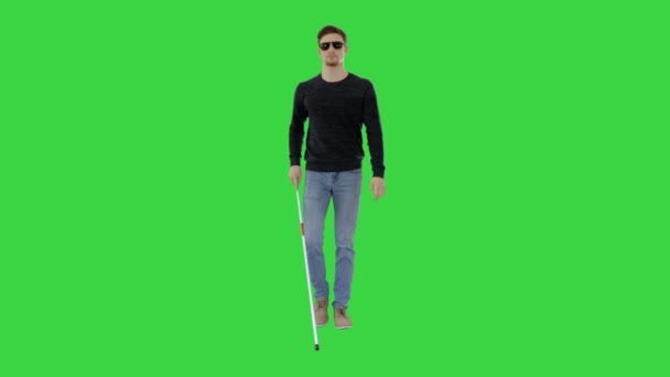 그린 스크린에서 지팡이를 짚고 걷고 있는 맹인 청년, 크로마 키. — 비디오
