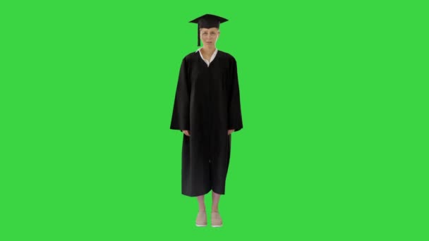 Blond afgestudeerde student staan en hoesten op een groen scherm, Chroma Key. — Stockvideo