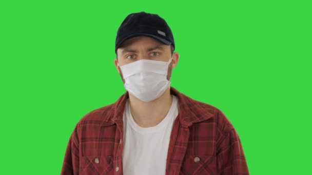 Amerikanischer Mann mit Mütze und Gesichtsmaske auf einem Green Screen, Chroma Key. — Stockvideo