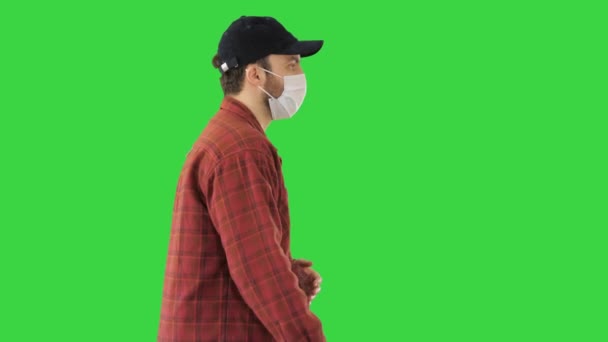 Granjero estadounidense con gorra y máscara médica camina en una pantalla verde, Chroma Key . — Vídeos de Stock